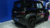 Dalam kesempatan yang sama, Sales and Network Director VinFast Indonesia Davy J. Tuilan langsung membocorkan harga VinFast VF3. Mobil listrik mungil itu akan dibanderol mulai Rp 220 jutaan.