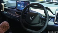 Kehadiran VinFast VF3 di Indonesia membuat pasar mobil listrik di Indonesia semakin menarik. Soalnya mobil listrik VinFast VF3 merupakan mobil listrik terlaris di Vietnam, tercatat VinFast VF3 pernah menorehkan penjualan hingga 27.649 unit hanya dalam kurun waktu 3 hari di Vietnam. VinFast pun berharap VF3 bisa mengulangi kesuksesan mereka di Vietnam di Indonesia.