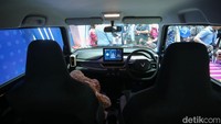 Interior VF 3 menghadirkan nuansa modern dan nyaman dengan sistem hiburan layar sentuh 10 inci yang besar dan kabin yang bisa memuat hingga 4 penumpang. Untuk kapasitas bagasinya juga lumayan, yakni 285 liter dalam kondisi kursi belakang terlipat.