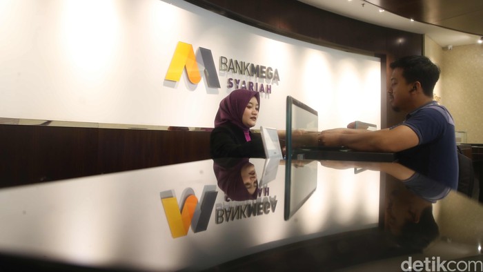 Bank Mega Syariah menyerahkan hadiah utama Grand Prize berupa 1 unit mobil listrik Program Berkah Berlimpah Mega Syariah. Ini pemenangnya.