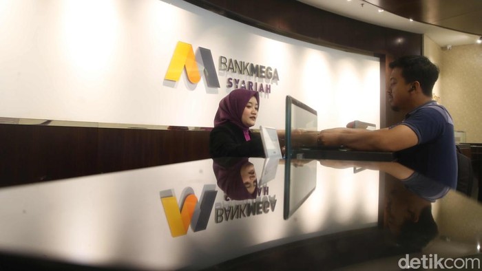 Bank Mega Syariah menyerahkan hadiah utama Grand Prize berupa 1 unit mobil listrik Program Berkah Berlimpah Mega Syariah. Ini pemenangnya.
