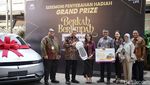 Bank Mega Syariah Berikan Hadiah Mobil Listrik ke Nasabah