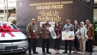 Direktur Utama Bank Mega Syariah Yuwono Waluyo menyerahkan hadiah mobil listrik kepada nasabah di kawasan Menara Bank Mega Syariah, Kuningan, Jakarta Selatan, Kamis (13/2/2024).  Hadiah Grand Prize diserahkan langsung oleh Direktur Utama Bank Mega Syariah, Yuwono Waluyo, kepada Ibu Radiati Dhewayanti yang merupakan nasabah cabang KCP Arteri Pondok Indah Jakarta dalam acara yang berlangsung di Menara Mega Syariah, 13 Februari 2025. 