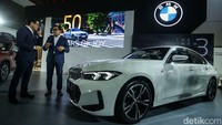 BMW 320i M Sport terbaru kini diberikan satu warna eksterior baru: Arctic Race Blue, untuk menambah kesan sporty. Penampilan yang sudah sporty dengan struktur dan kontur yang jelas, garis dinamis, dan air intake yang besar, apron depan tetap dipertahankan untuk tekanan tampilan sporty BMW Seri 3. 