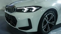 Lampu depan dan kidney grille-nya juga menambah tampilan visual yang kuat pada kendaraan ini. Air intakes berwarna hitam mengkilap ditempatkan di bawah kidney grille mendinginkan sistem pengereman dan menambah sentuhan canggih. 