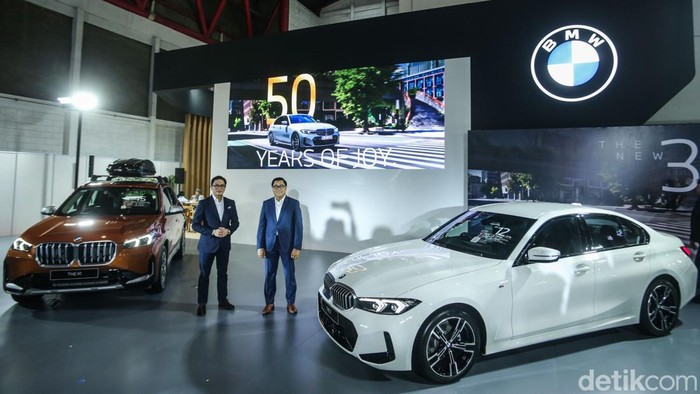 Ini Wajah BMW Seri 3 Terbaru BMW 320i M Sport dihadirkan dalam IIMS 2025. BMW Seri 3 hadir dengan penyegaran desain, suasana premium yang dimodernisasi secara ekstensif.