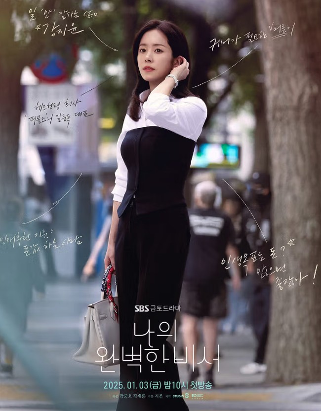 Untuk gaya lebih catchy dan keren, penggunaan strapless vest di atas kemeja putih tentu membuat penampilan tampak stylish. Lihat saja gaya Han Ji Min yang satu ini, tanpa tambahan aksesori sudah terlihat keren ya. Foto: dok. SBS