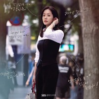 Untuk gaya lebih catchy dan keren, penggunaan strapless vest di atas kemeja putih tentu membuat penampilan tampak stylish. Lihat saja gaya Han Ji Min yang satu ini, tanpa tambahan aksesori sudah terlihat keren ya. Foto: dok. SBS