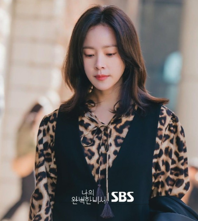 Takut memakai kemeja animal print ke kantor karena bakal terlihat heboh? Redam saja gayamu dengan tambahan vest hitam yang membuat penampilan tetap stylish. Foto: dok. SBS, Instagram @roma.emo