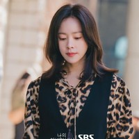 Takut memakai kemeja animal print ke kantor karena bakal terlihat heboh? Redam saja gayamu dengan tambahan vest hitam yang membuat penampilan tetap stylish. Foto: dok. SBS, Instagram @roma.emo