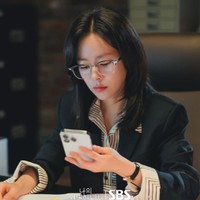 Gaya Han Ji Min di Love Scout selanjutnya yang bisa menginspirasi ketika memakai perpaduan striped shirt dan blazer hitam. Agar tidak terlalu kaku, gulung saja bagian lengannya untuk memberikan kesan lebih kalem. Foto: dok. SBS 