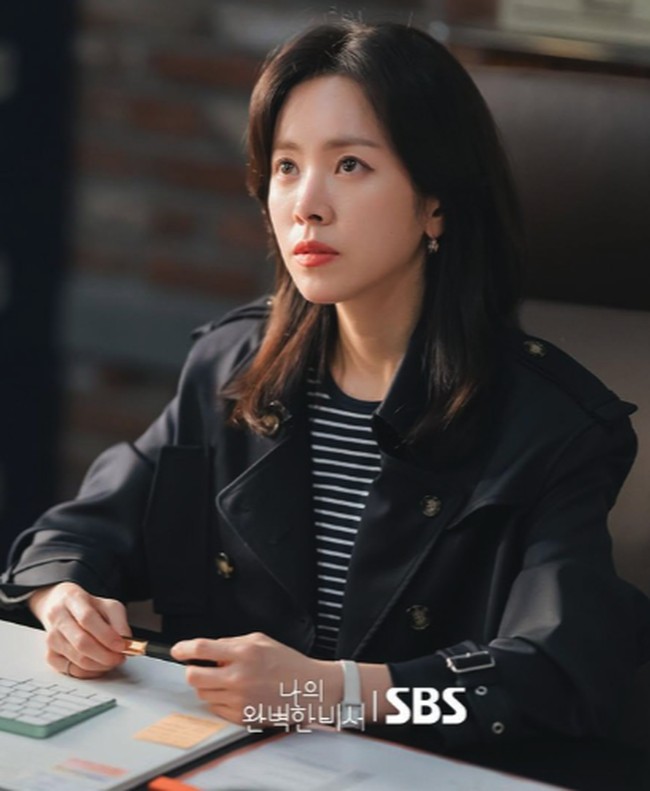 Bosan pakai blazer setiap hari? Coba deh pilih double breasted coat dan t-shirt seperti yang dikenakan Han Ji Min. Tetap bisa terlihat profesional kok walau pakai kaos. Foto: dok. SBS