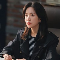 Bosan pakai blazer setiap hari? Coba deh pilih double breasted coat dan t-shirt seperti yang dikenakan Han Ji Min. Tetap bisa terlihat profesional kok walau pakai kaos. Foto: dok. SBS