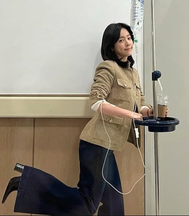 Jaket khaki dan celana cutbray yang dikenakan Han Ji Min bisa membuat penampilan stylish saat ke kantor. Lengkapi dengan kemeja putih untuk tampilan lebih rapi dan profesional. Foto: dok. Instagram @roma.emo