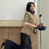 Jaket khaki dan celana cutbray yang dikenakan Han Ji Min bisa membuat penampilan stylish saat ke kantor. Lengkapi dengan kemeja putih untuk tampilan lebih rapi dan profesional. Foto: dok. Instagram @roma.emo