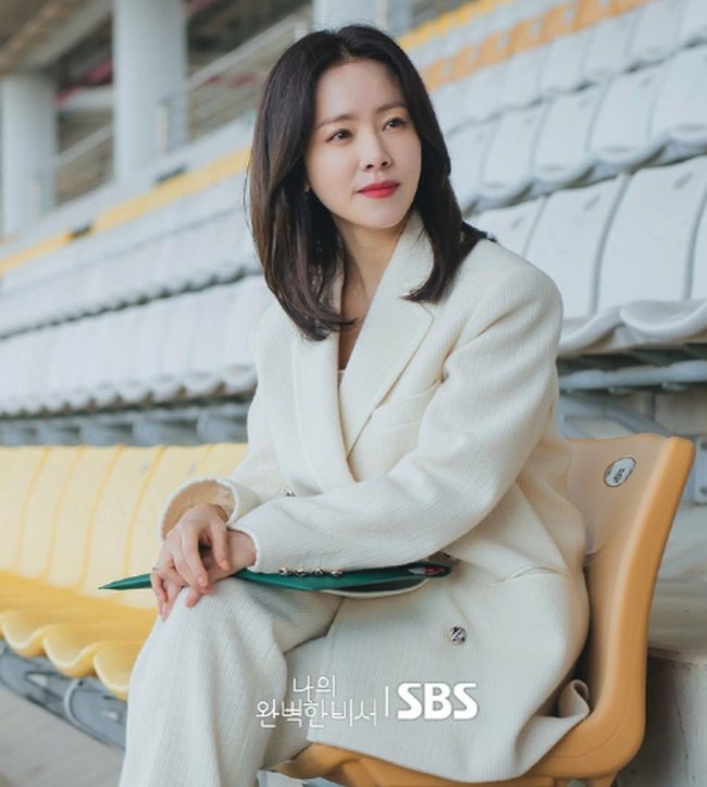 Perannya sebagai CEO membuat Han Ji Min sering mengenakan blazer dalam drama Love Scout. Setelah double breasted blazer dan celana panjang putih sudah memberikan tampilan yang fresh, elegan, dan menyita atensi saat dipakai ke kantor. Foto: dok. SBS