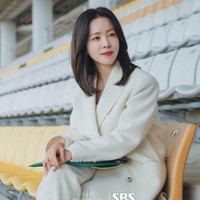 Perannya sebagai CEO membuat Han Ji Min sering mengenakan blazer dalam drama Love Scout. Setelah double breasted blazer dan celana panjang putih sudah memberikan tampilan yang fresh, elegan, dan menyita atensi saat dipakai ke kantor. Foto: dok. SBS