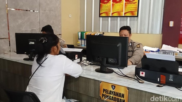 IRT di Palembang melapor polisi usai dikeroyok kakak kandung dan iparnya.