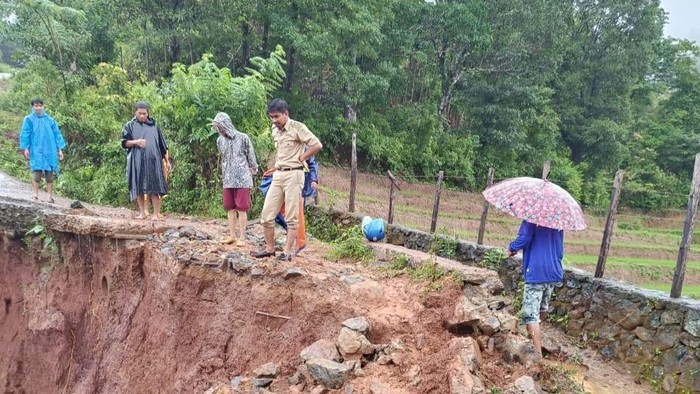 Jalan amblas di Desa Bulo-bulo, Kecamatan Pujananting, Kabupaten Barru.