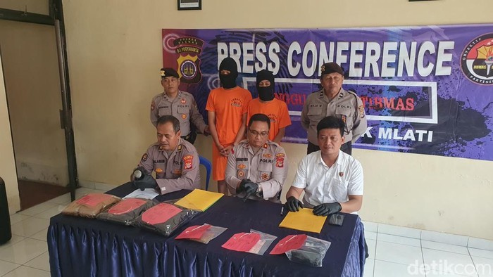 Polisi merilis jambret yang beraksi di dekat kantor Polsek Mlati, Kamis (13/2/2025).
