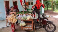 Penggunaan kostum yang dilakukan sejak 2019 lalu itu mampu menarik konsumen dan meningkatkan omzet berkisar Rp 1 juta hingga Rp 1,5 juta per hari.