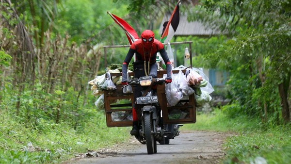 Jualan Sayur Pakai Kostum Spriderman, Omzet Tembus Rp 1,5 Juta/Hari