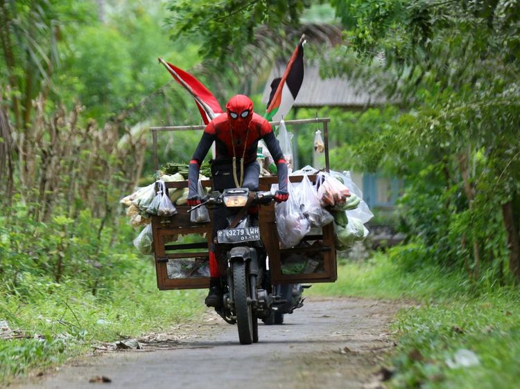 Jualan Sayur Pakai Kostum Spriderman, Omzet Tembus Rp 1,5 Juta/Hari