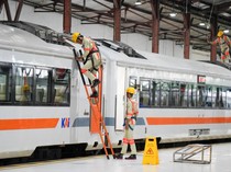 Di Balik Toilet Kereta Api yang Nyaman, Ada Pahlawan Tak Terlihat
