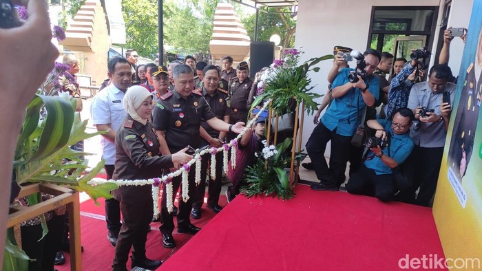 Kajati Jatim Mia Amiati resmikan gedung baru Kejari Pacitan.