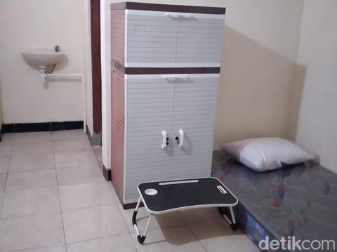 Kamar salah satu kos di daerah Caturtunggal, Depok, Sleman, Kamis (13/2/2025).