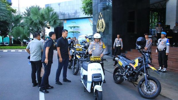 Kapolda Metro Jaya Irjen Karyoto turun langsung memantau 'Tim Pemecah Macet' di lapangan, pada Kamis (13/2/2025) sore hingga malam.