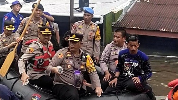 Kapolrestabes Makassar Kombes Arya Perdana meninjau lokasi banjir di Kecamatan Manggala.