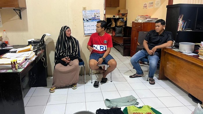 Kasat Reskrim Polres Bone AKP Yusriadi (baju merah) menginterogasi pelaku pembunuhan berinisial MW (38).