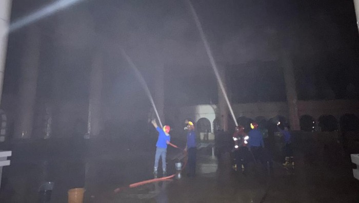 Kebakaran di Masjid Agung Praya, Lombok Tengah, NTB, Kamis (13/2/2025). (IST)