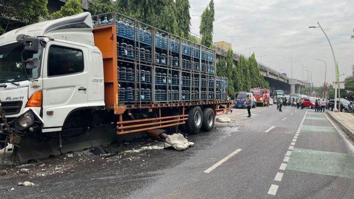 Kecelakaan truk galon