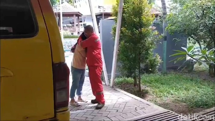 Keluarga korban meninggal dunia kecelakaan di Tol Gempas