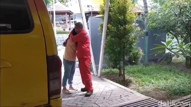 Keluarga korban meninggal dunia kecelakaan di Tol Gempas