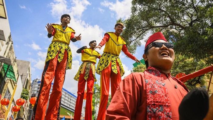 Warga menempelkan kertas pesan pada lentera harapan saat perayaan Cap Go Meh di kawasan Pecinan Glodok, Jakarta, Rabu (12/2/2025). Puncak perayaan Tahun Baru Imlek 2576 tersebut menampilkan perpaduan seni budaya Tionghoa dan Betawi dengan tema Jati Diri Indonesia, Megapolitan Dunia. ANTARA FOTO/Sulthony Hasanuddin/nym.