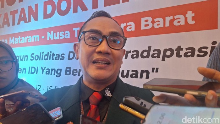 Kepala Dinas Kesehatan (Dinkes) Kota Mataram Emirald Isfihan saat diwawancarai di acara Muktamar IDI ke-32 di Mataram, Kamis (13/2/2025).