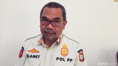 Kepala Satpol PP Lombok Timur, Selamet Alimin, saat diwawancarai, Kamis (13/2/2025).