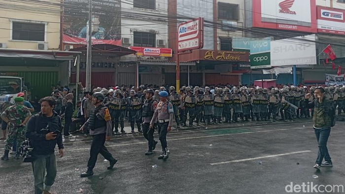 Kericuhan terjadi saat proses eksekusi ruko di Jalan AP Pettarani Makassar.