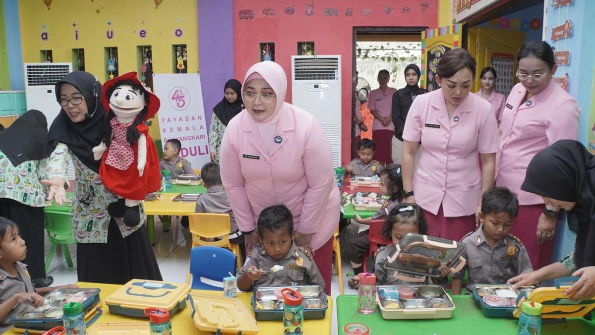 Yayasan Kemala Bhayangkari Jatim Bagikan Makan Bergizi di Sidoarjo