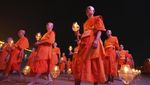 Khidmatnya Umat Buddha Thailand Rayakan Makha Bucha