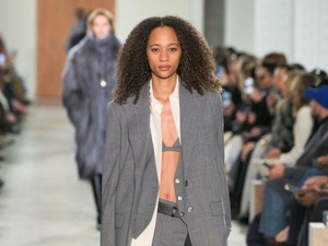 Definisi Gaya Seksi Versi Michael Kors, Senggol Bianca Censori