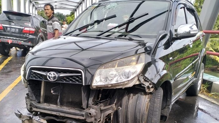 Kondisi kendaraan yang terlibat kecelakaan adu banteng di Jembatan Glagah, Kulon Progo, Kamis (13/2/2025).