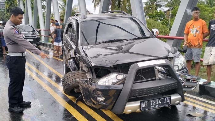 Kondisi kendaraan yang terlibat kecelakaan adu banteng di Jembatan Glagah, Kulon Progo, Kamis (13/2/2025).