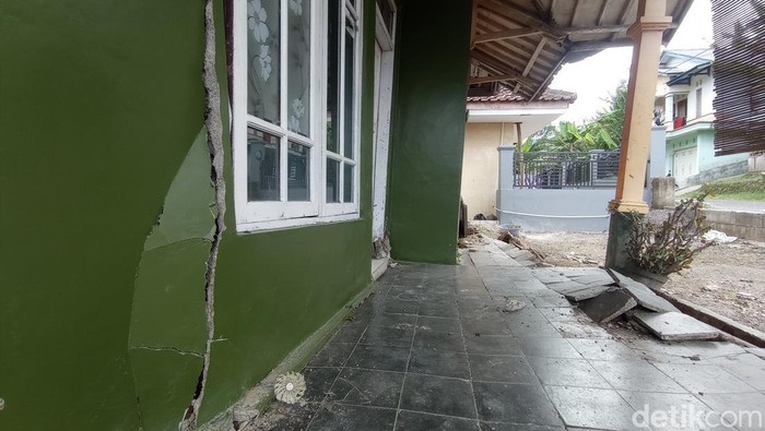 Kondisi rumah warga Kampung Margamulya, Desa Cikondang Kecamatan Cineam Kabupaten Tasikmalaya akibat pergeseran tanah.