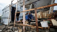 Hal ini telah membuat orang-orang yang telah kembali ke daerah mereka di utara tanpa tempat berlindung, kata dua warga Jabalia, tetapi malah tinggal di nilon dan tenda-tenda darurat.