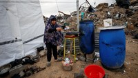 Dilansir Reuters Selasa (11/2/2025), seorang pejabat yang mengetahui negosiasi gencatan senjata mengatakan, bahwa Israel telah menolak permintaan Perserikatan Bangsa-Bangsa, Qatar, dan lainnya untuk mengizinkan unit-unit perumahan sementara dibawa ke Gaza untuk melindungi orang-orang yang mengungsi sebagaimana disyaratkan dalam perjanjian gencatan senjata.