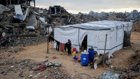 Foto menunjukan tenda darurat yang dihuni oleh sejumlah keluarga Palestina saat mereka kembali ke rumah yang telah runtuh akibat serangan Israel.